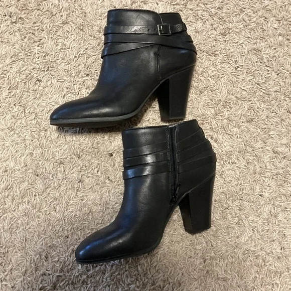 Black leather booties. - Picture 6 of 8